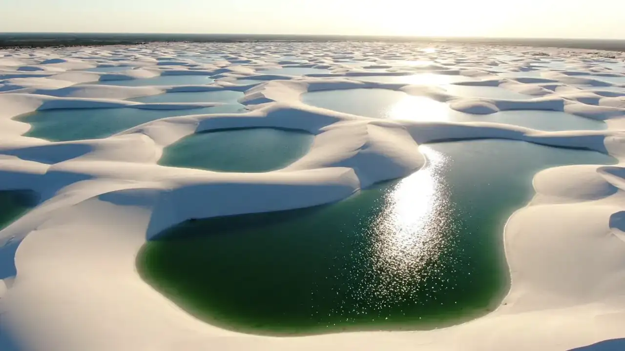 Vista aérea das dunas brancas e lagoas turquesa dos Lençóis Maranhenses